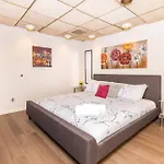 King Bed Studio Apartment - Near Chinatown