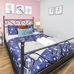 Urban 1Br Gem With Kitchen, Smart Tv & Workspace