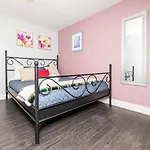 Stylish Getaway For 5 Apartment *