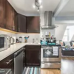 Apartment Urban 1br Gem With Kitchen, Smart Tv & Workspace