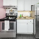 Stylish Ottawa Getaway For 5