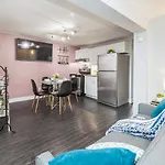 Stylish Ottawa Getaway For 5