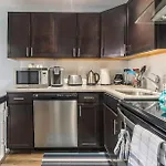 Urban 1Br Gem With Kitchen, Smart Tv & Workspace