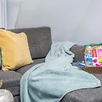 Urban 1Br Gem With Kitchen, Smart Tv & Workspace