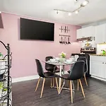 Stylish Getaway For 5 * Ottawa