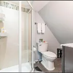 Apartment Urban 1br Gem With Kitchen, Smart Tv & Workspace *