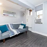 Apartment Stylish Getaway For 5