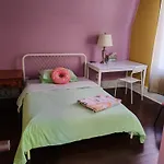 Center Near Train Station & Parliament Guest house *
