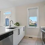 Spacious Family In Barrhaven Villa