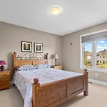 Maple Heights - Stunning In West *