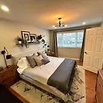 Large 4bd In Orleans With Pool Holiday home Ottawa