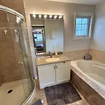 Large 4bd In Orleans With Pool Ottawa