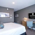 Sandman Signature Ottawa Airport Hotel