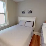 Bright Clean Private In The Heart Of Downtown! Parking Wi-fi Smart Tv Included * Ottawa