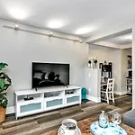 Modern/Stylish 2Br - Free Parking - Near Downtown!