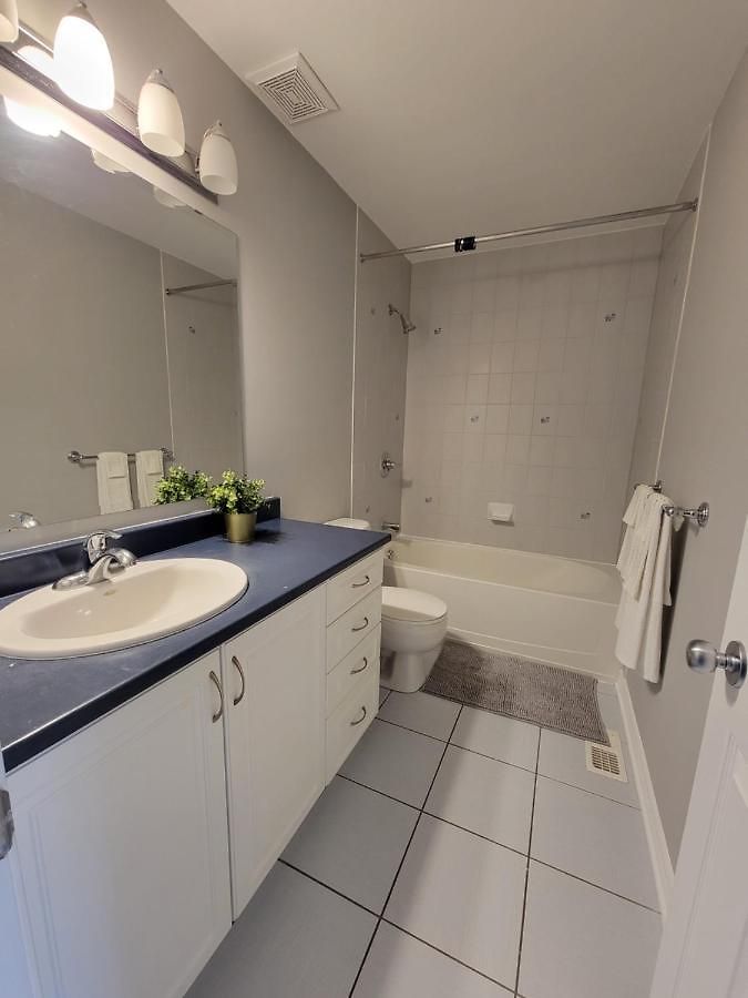 Cozy 3 Bedroom Town House 20 Min From Down Town And Airport Apartment *