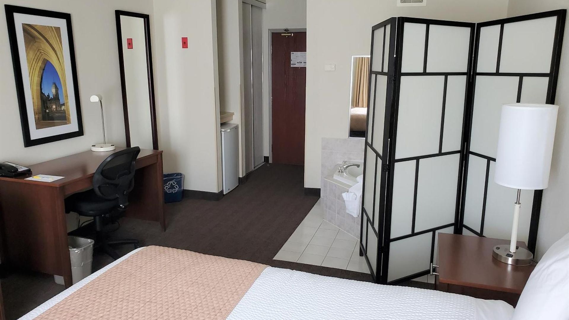 Days By Wyndham Airport Ottawa