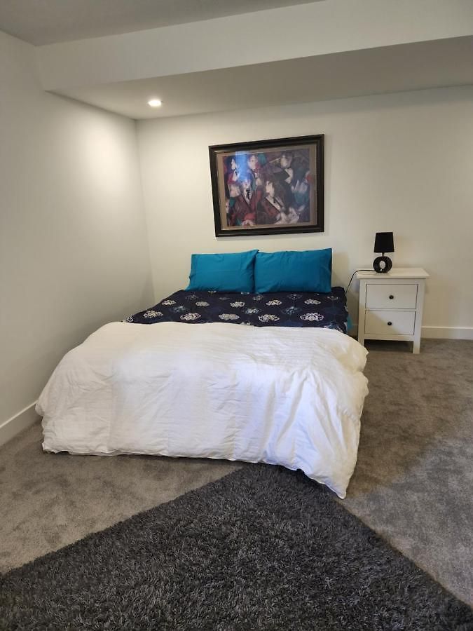Place You Can Call !!! Near Airport Guest house Ottawa
