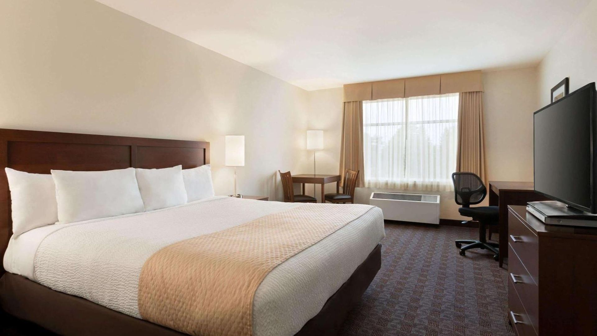 Days By Wyndham Airport Hotel Ottawa