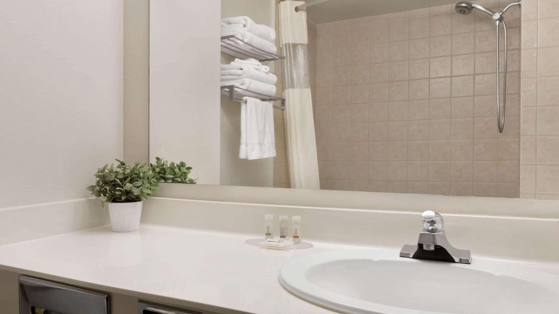 Days By Wyndham Airport 3*