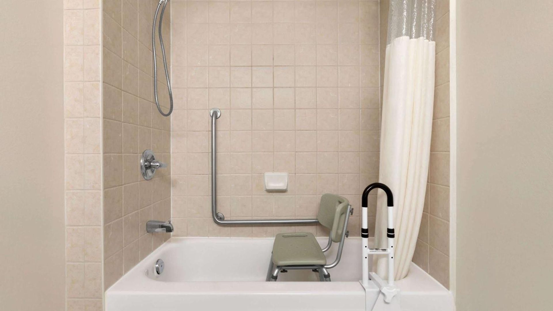 Days By Wyndham Airport 3*