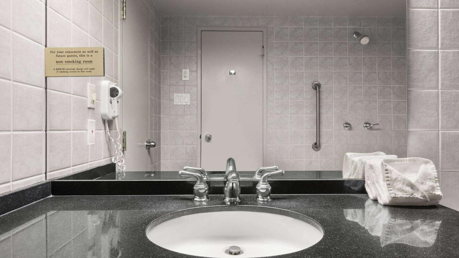 Days By Wyndham West Hotel Ottawa
