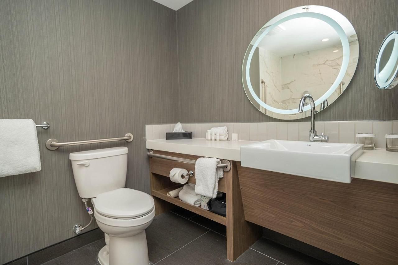 Sandman Signature Airport Hotel