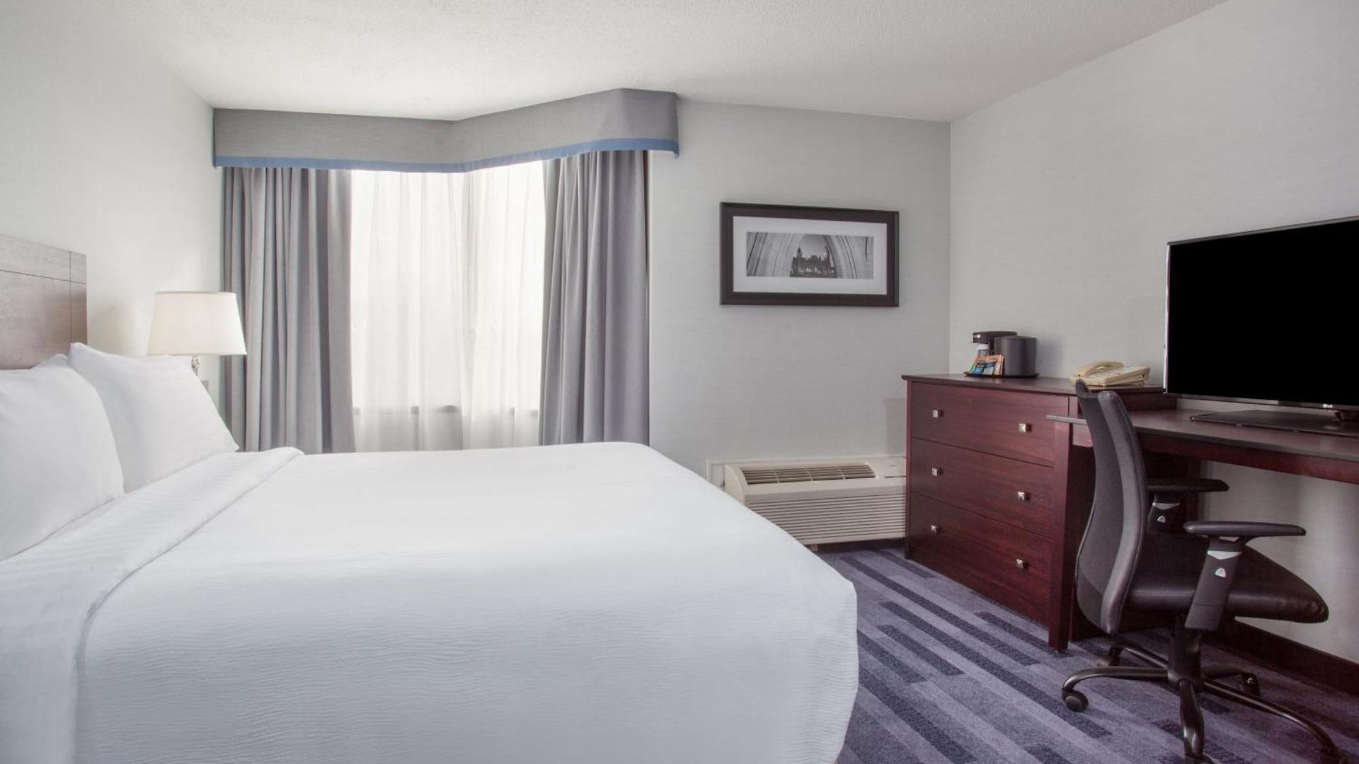 Hotel East By Ihg Ottawa