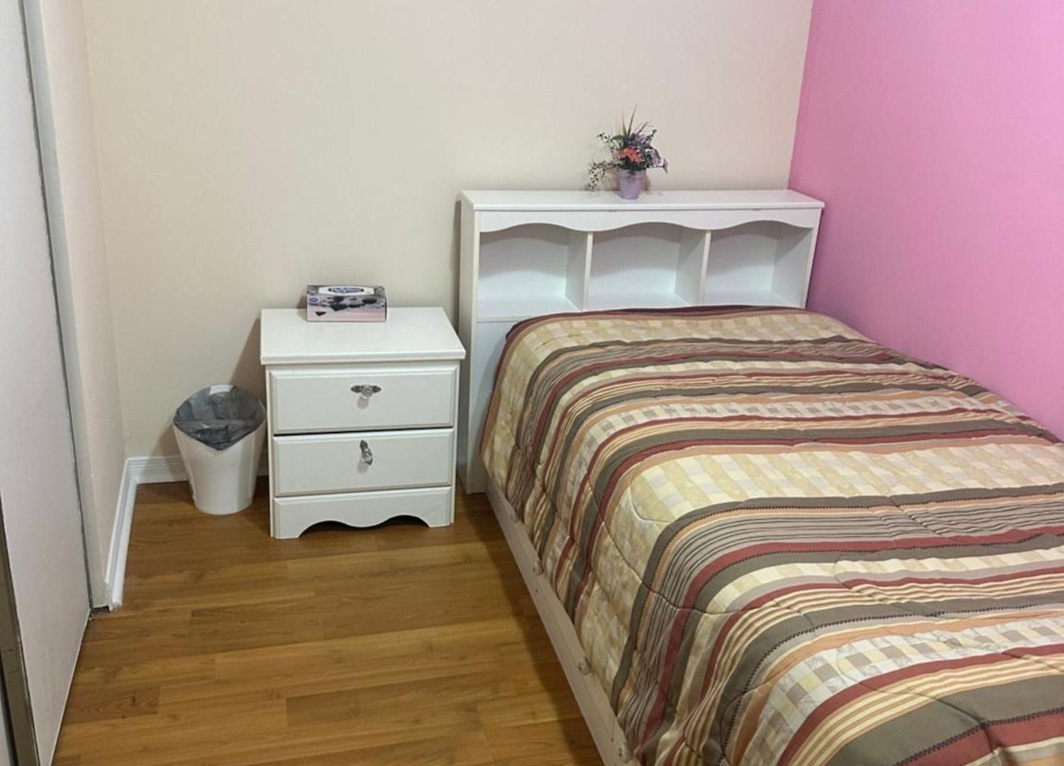 A Bed Of 2 Beds Cute For Females Only - Pour Les Femmes Seulement *