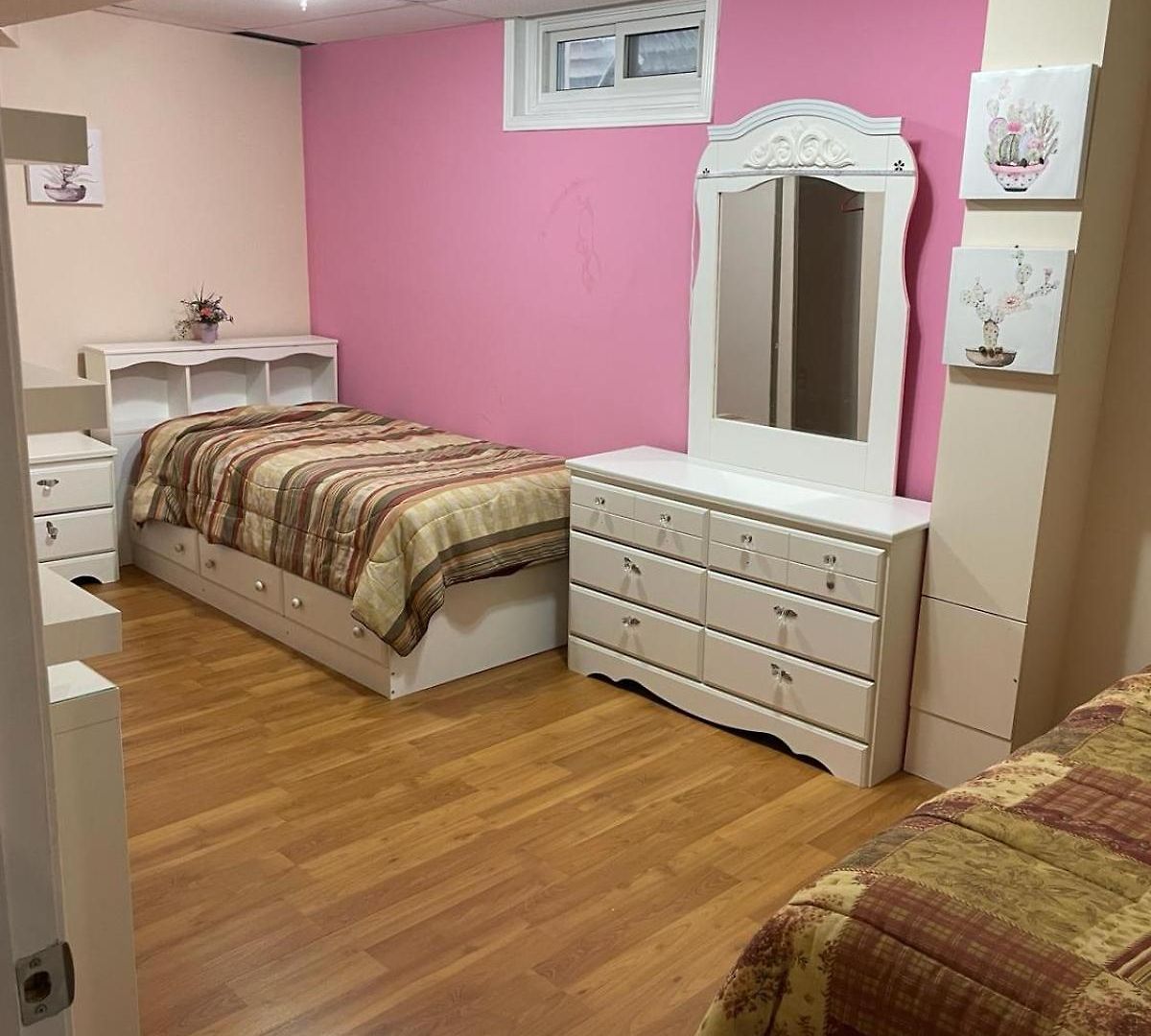A Bed Of 2 Beds Cute For Females Only - Pour Les Femmes Seulement * Ottawa