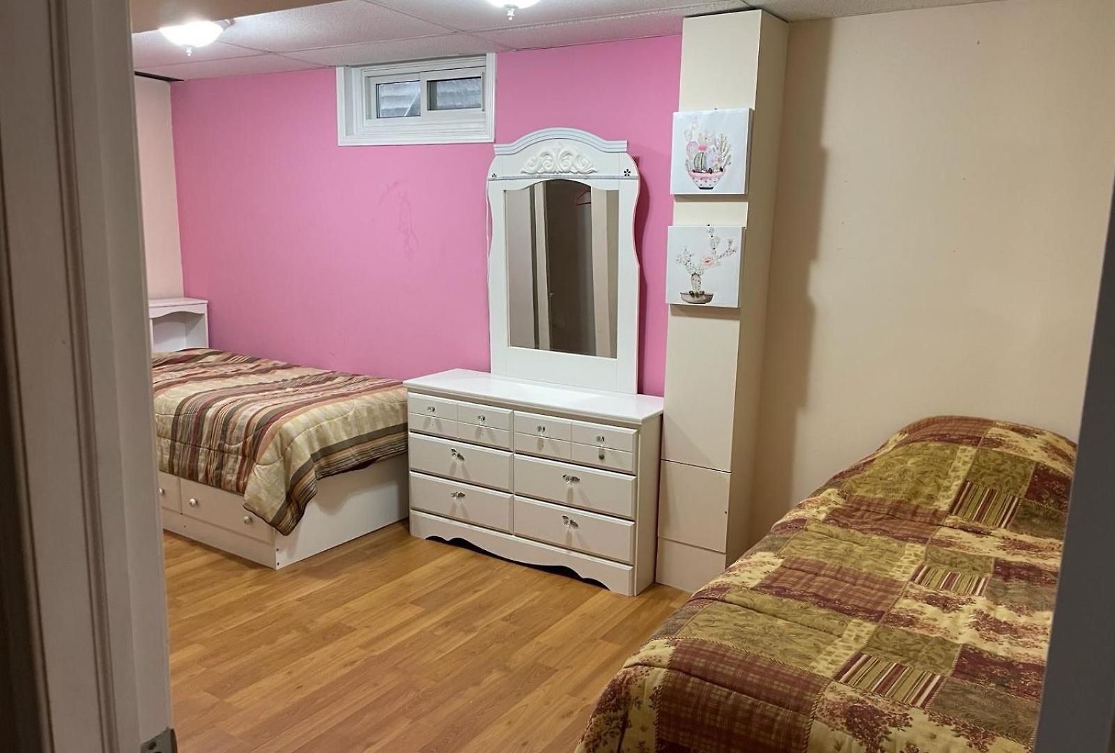 A Bed Of 2 Beds Cute For Females Only - Pour Les Femmes Seulement Homestay Ottawa