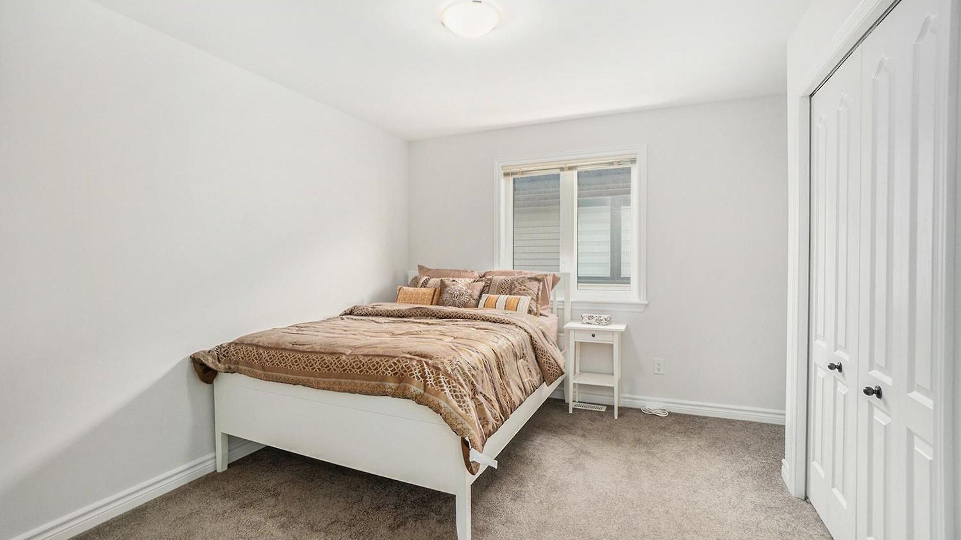 Fully Furnished 4 Bedroom House In Holiday home Ottawa
