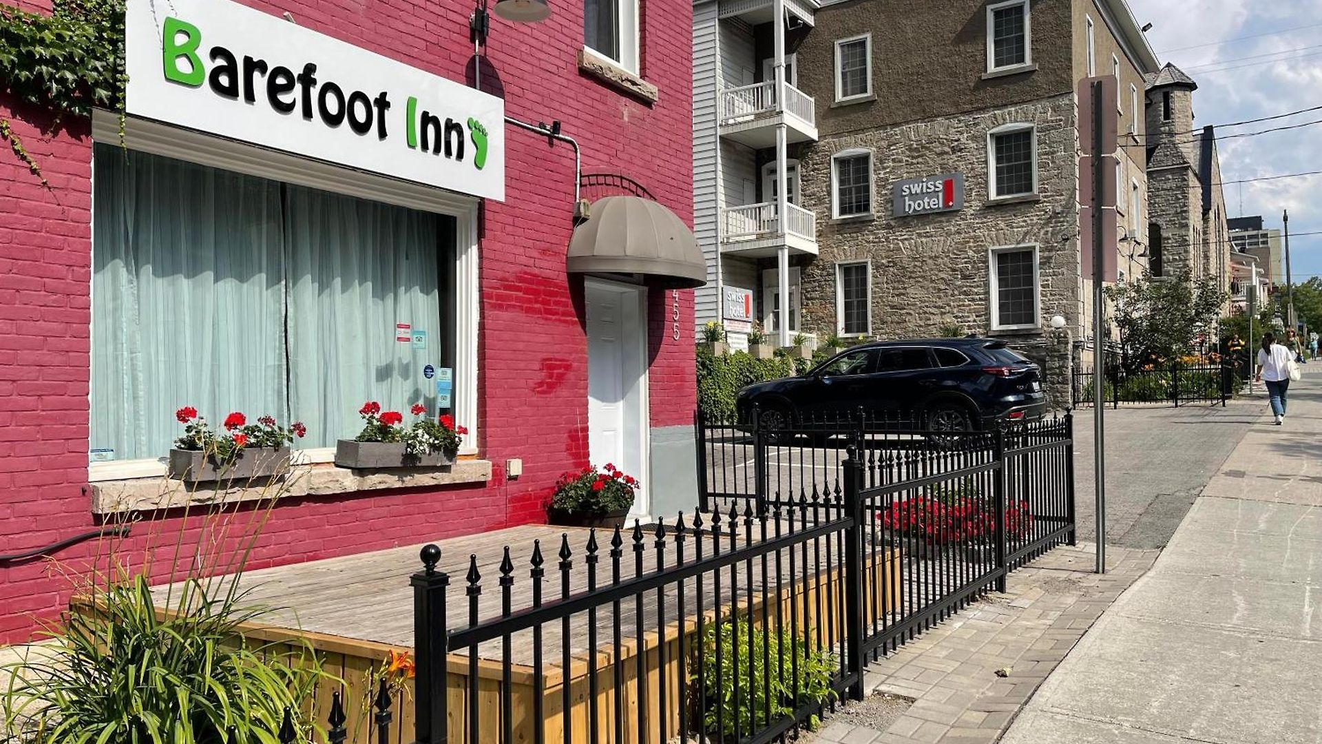 Barefoot Hostel *
