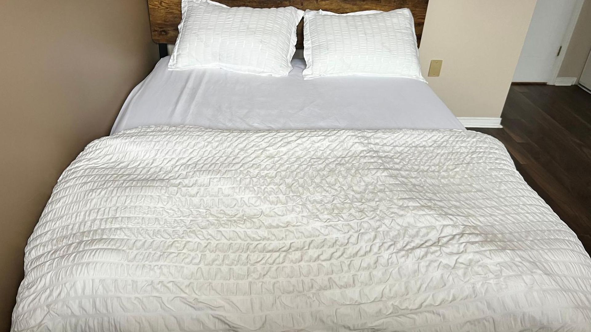 Warm Minimalist Bedroom + Free Parking Ottawa