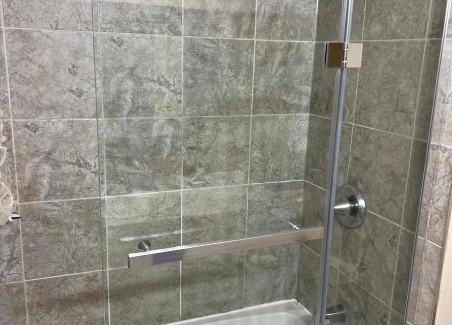Warm Minimalist Bedroom + Free Parking *