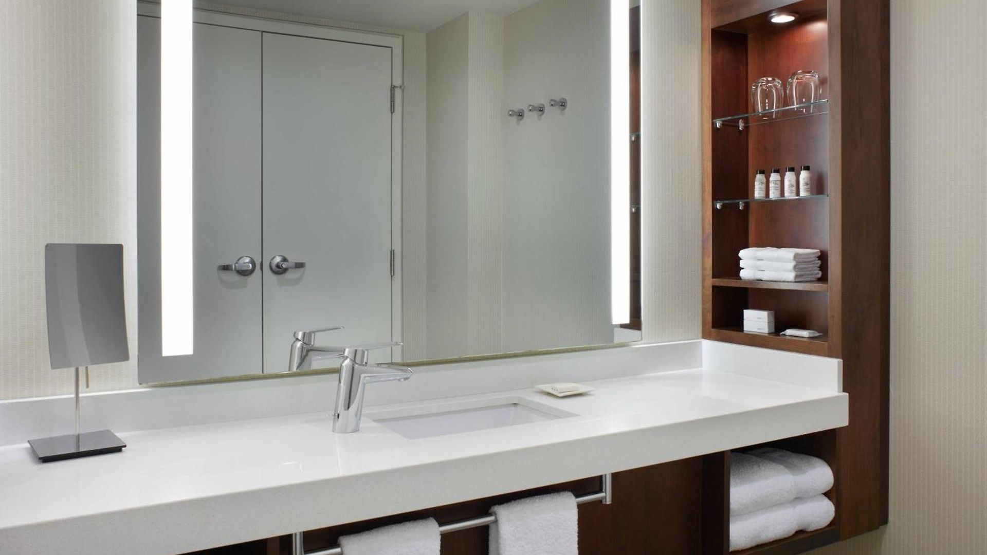 Hotel Delta By Marriott Centre 4*