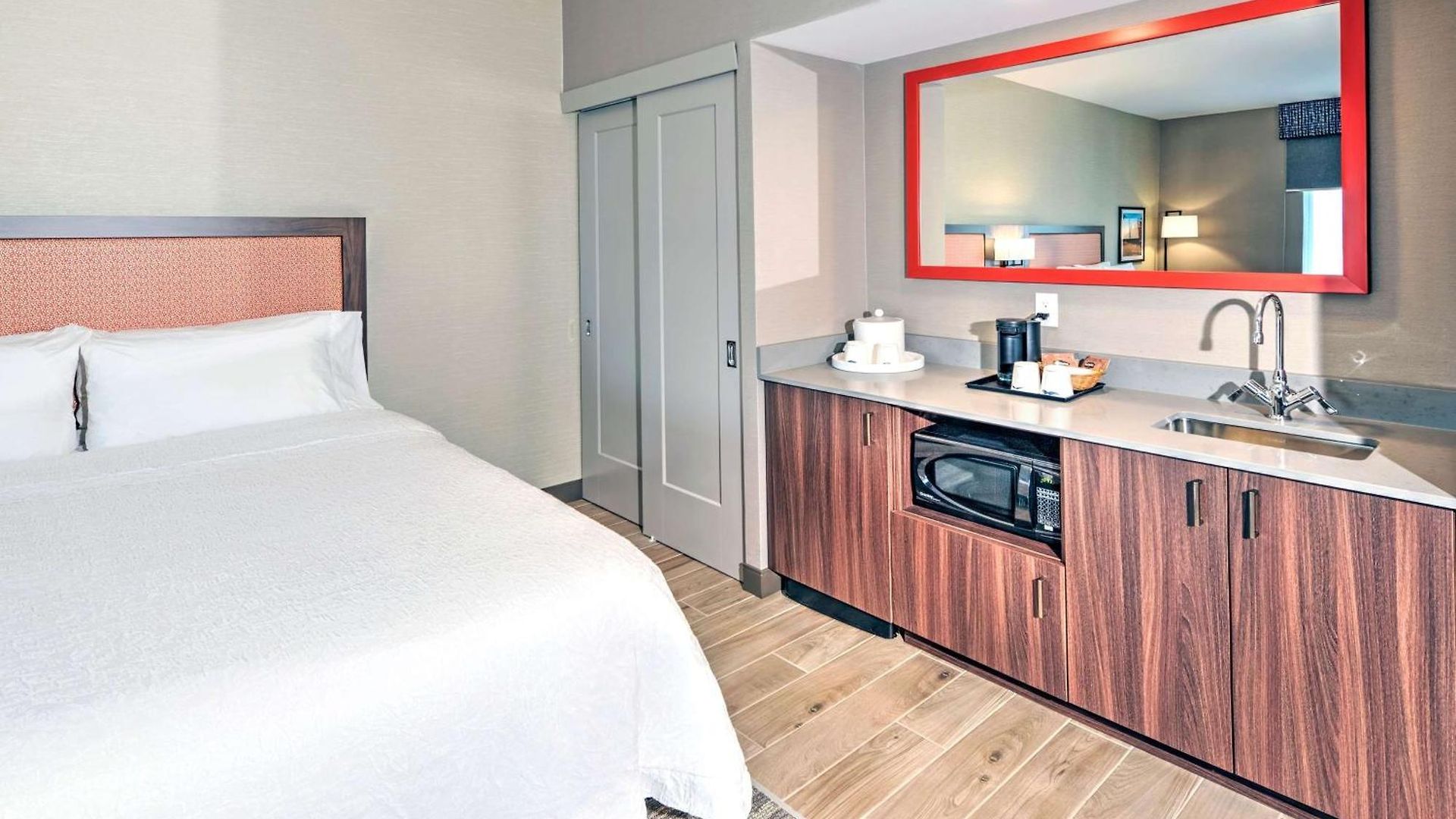 Hotel Hampton By Hilton Ottawa