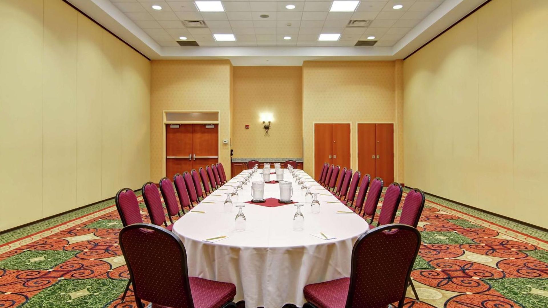 Hilton Garden Airport Hotel 3*