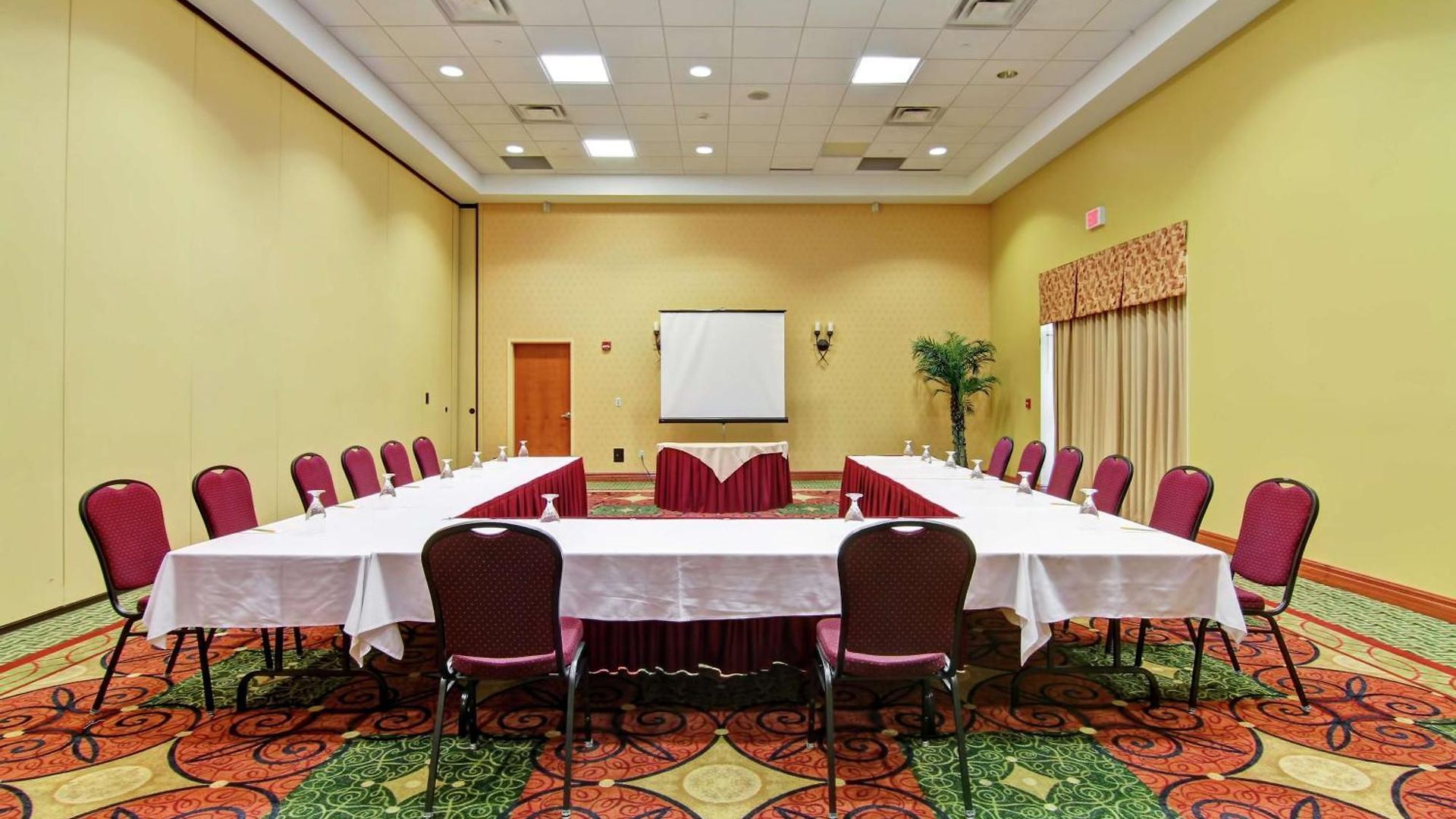 Hilton Garden Airport 3*