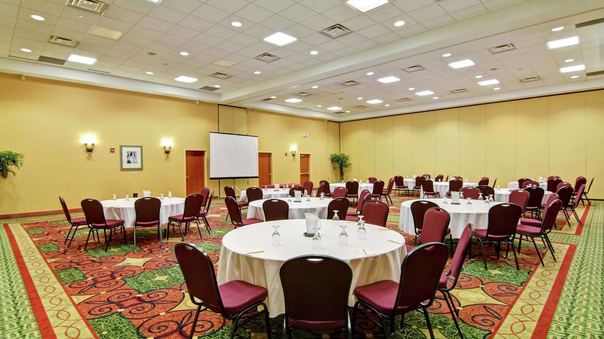 Hilton Garden Airport Hotel 3*