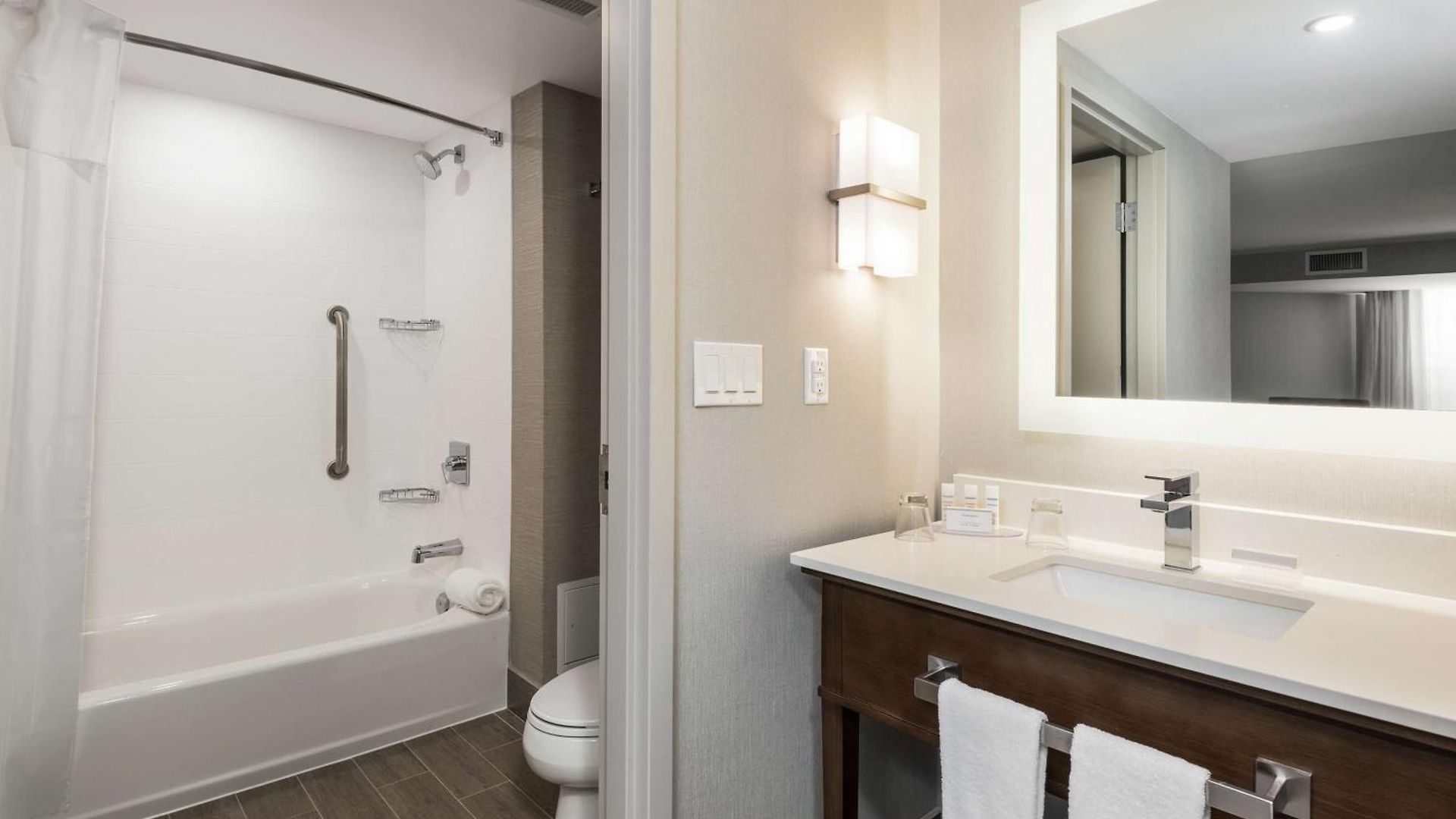 Hotel Homewood By Hilton Downtown Ottawa