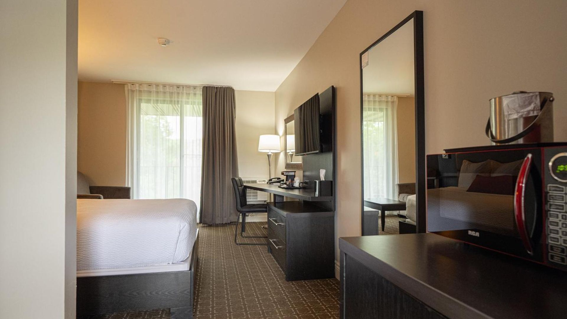 Ramada By Wyndham On The Rideau Hotel
