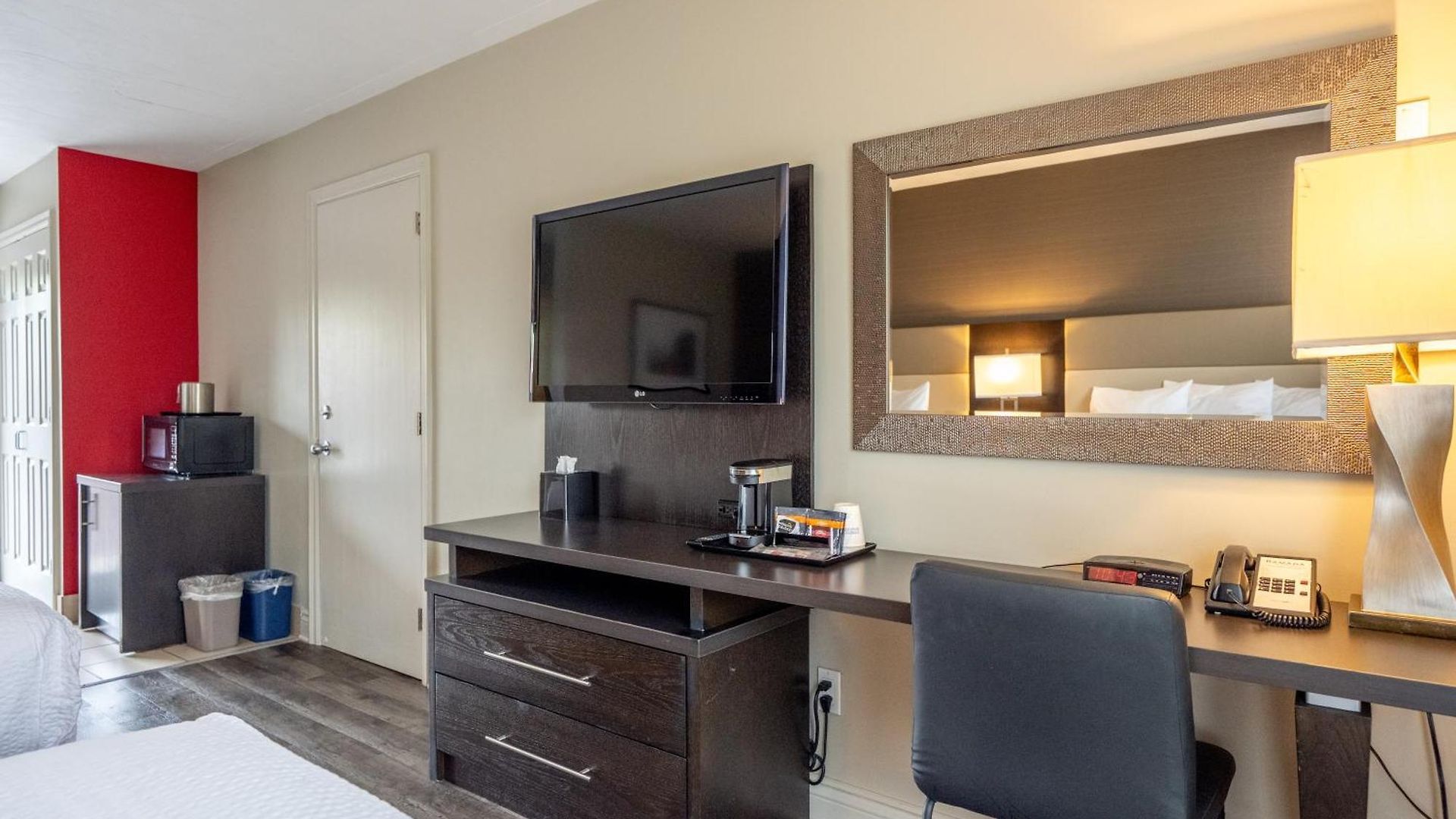 Ramada By Wyndham On The Rideau Hotel