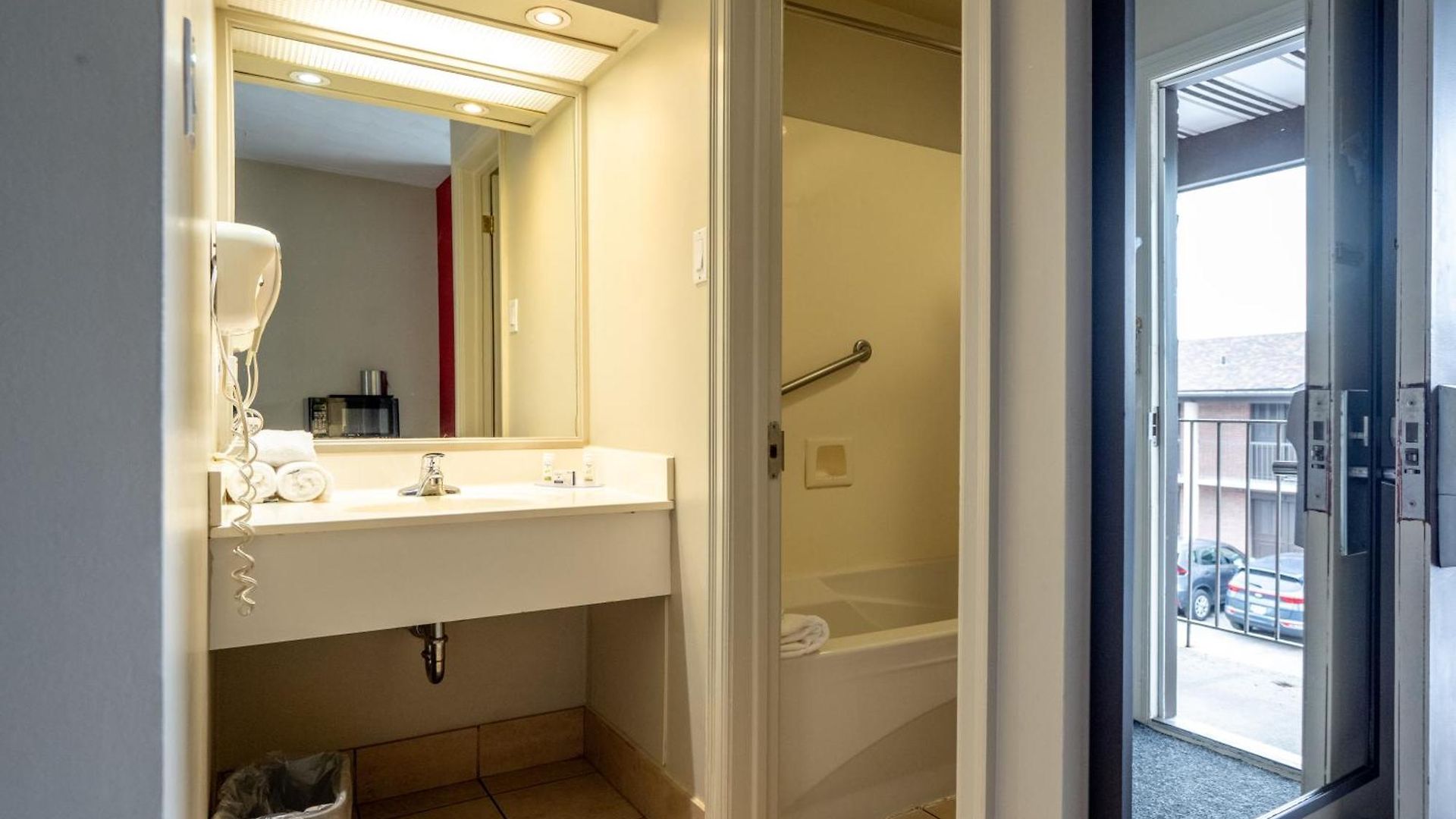 Ramada By Wyndham On The Rideau 3*