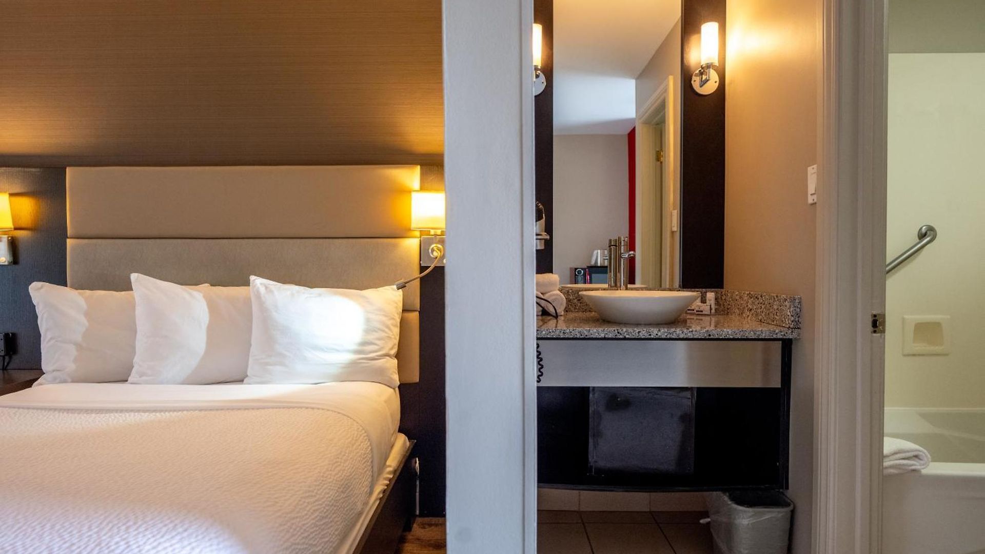 Ramada By Wyndham On The Rideau 3* Ottawa