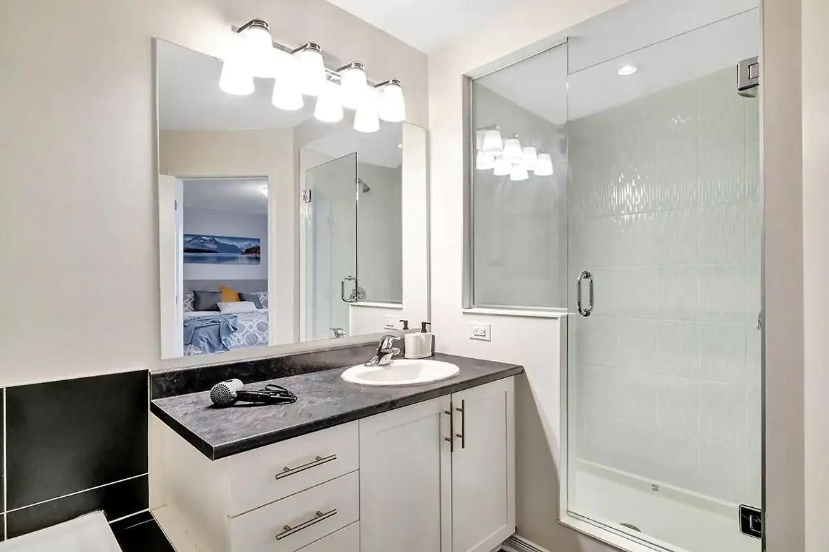Modern Townhome Near Attractions *