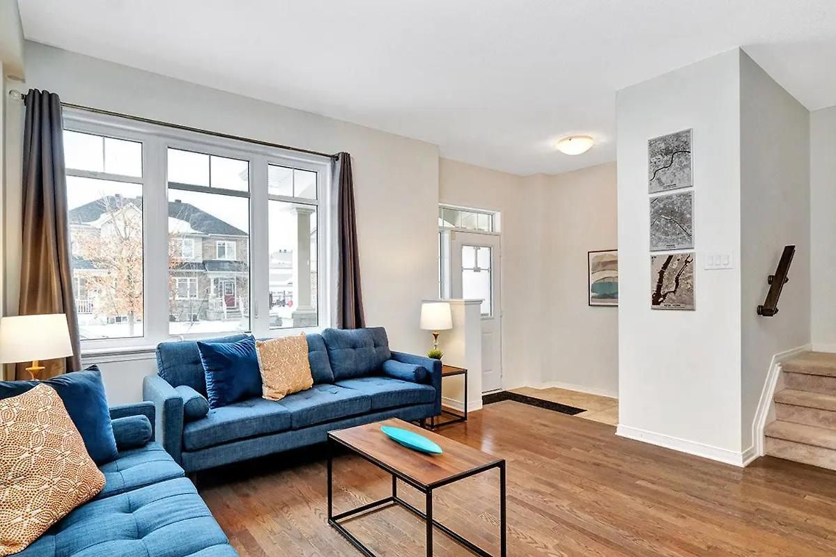 Modern Townhome Near Attractions Ottawa