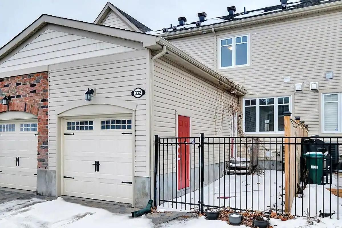 Modern Townhome Near Attractions Ottawa