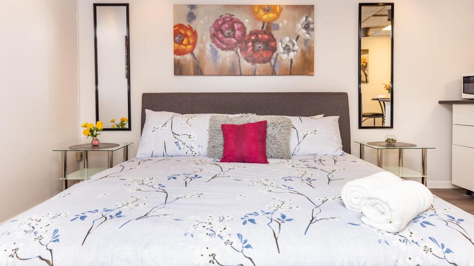 With King Bed - Near Chinatown *