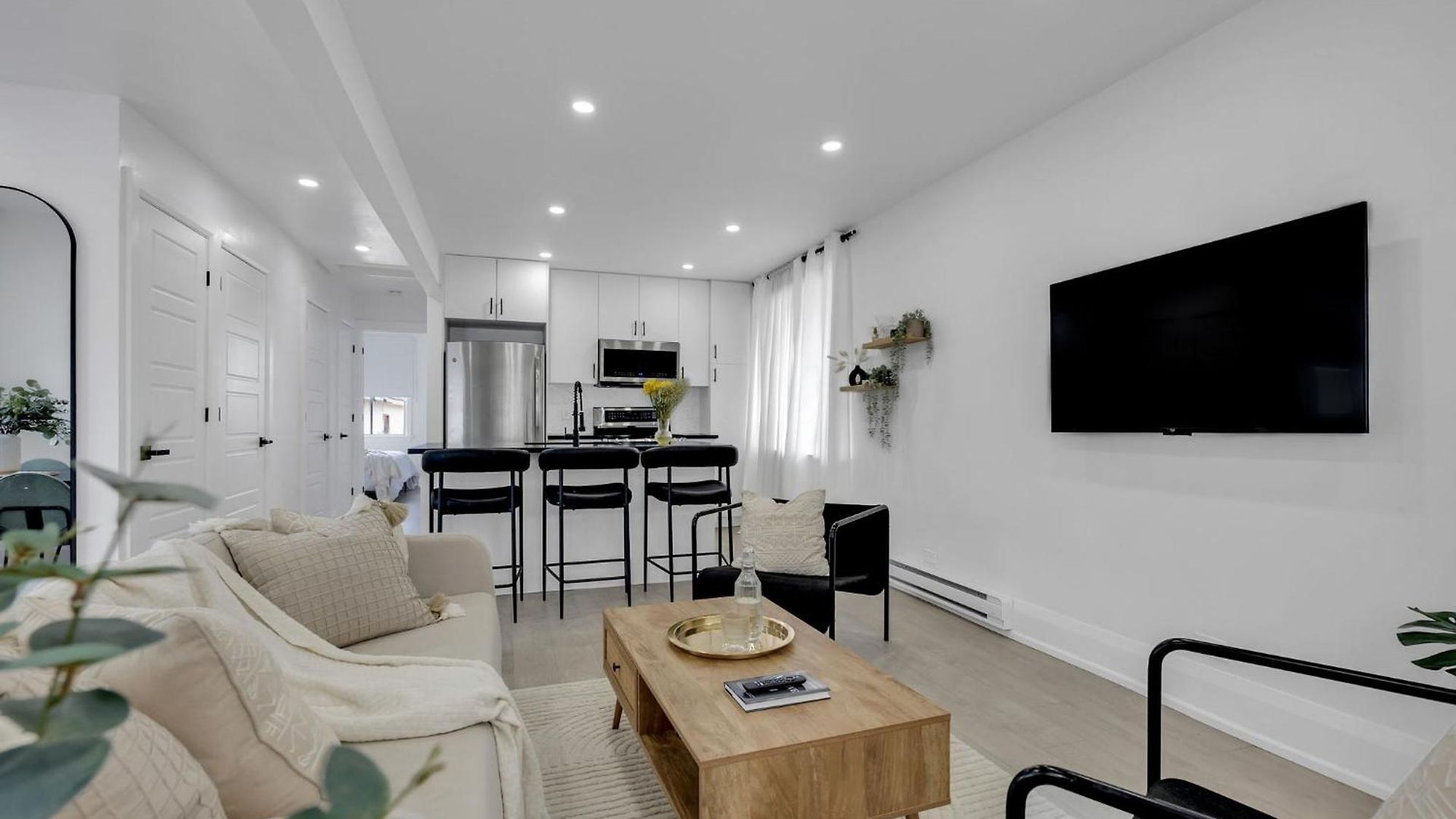 Modern 2br Near Downtown Free Parking Apartment